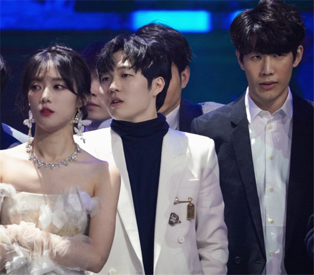 小钰穿着纯白色大裙子,跟白色西装的宋义进站在一起仿佛结婚现场