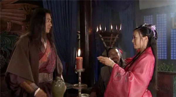 只见一英俊小哥一动不动站在那里,原来是段正淳在教育他的儿子段誉