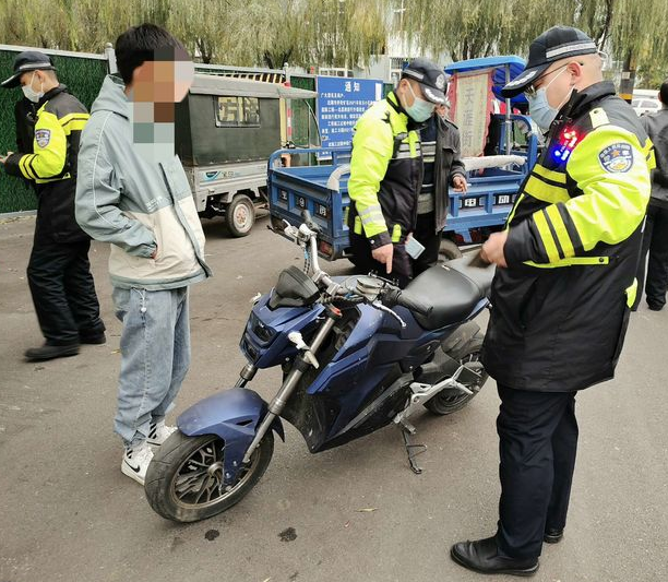 两天查处电动车交通违法593起,其中非法改装电动车168辆