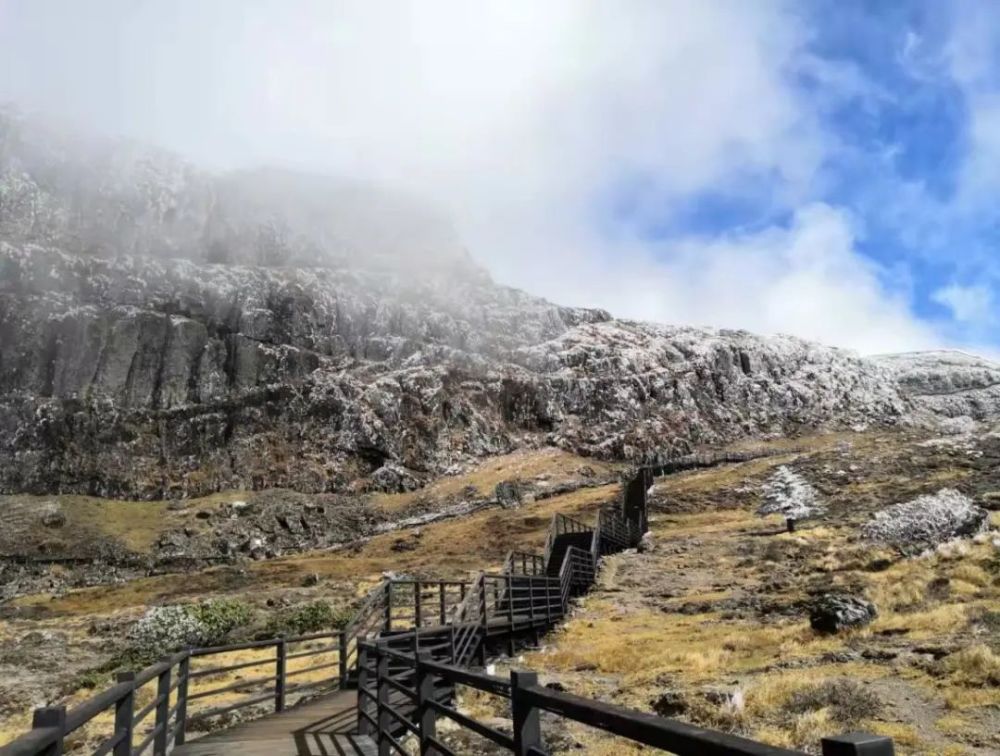 冬日的轎子雪山一席色彩的盛宴