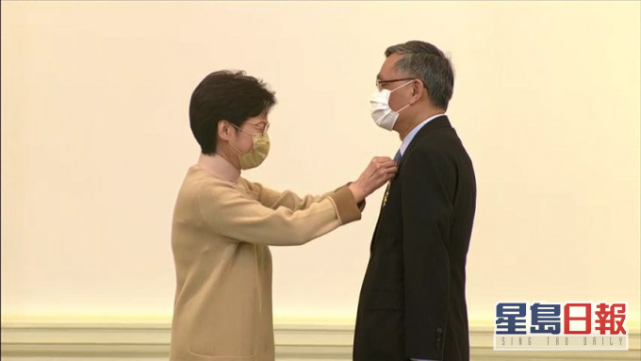林郑月娥主持勋衔颁授典礼，张举能、郑若骅等7人获颁大紫荆勋章_腾讯新闻