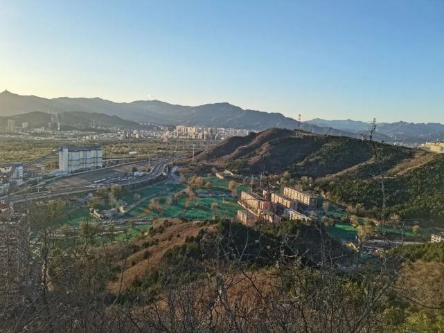 常衛來到廣寧村紅光山山頂,從高處遠眺廣寧村全貌,瞭解項目整體推進