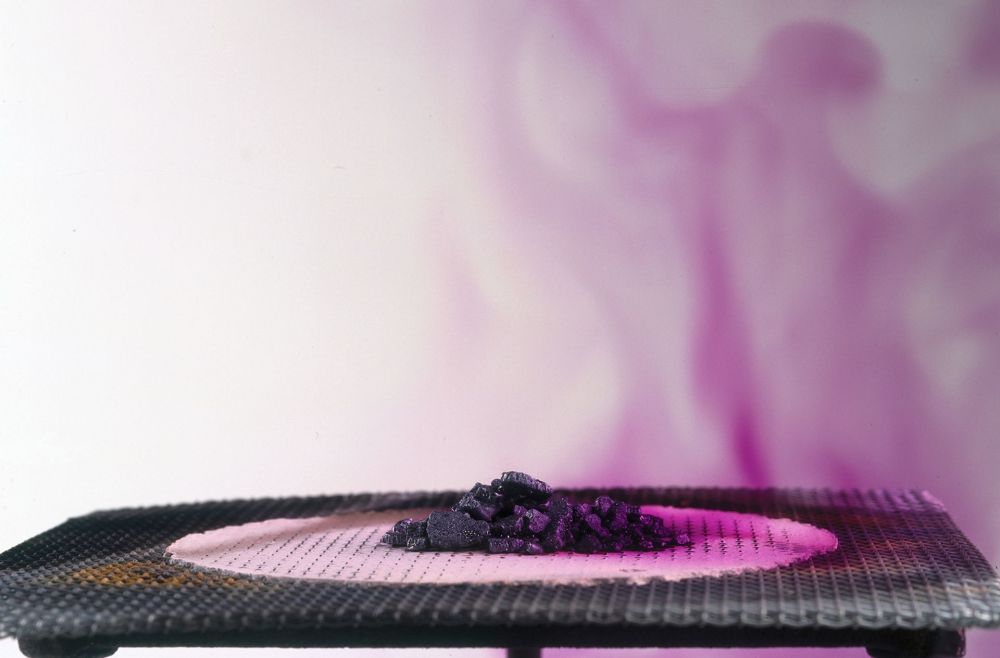 碘在固体时时黑色的,升华成气体后就变成紫色了固体碘当然,凡事都有