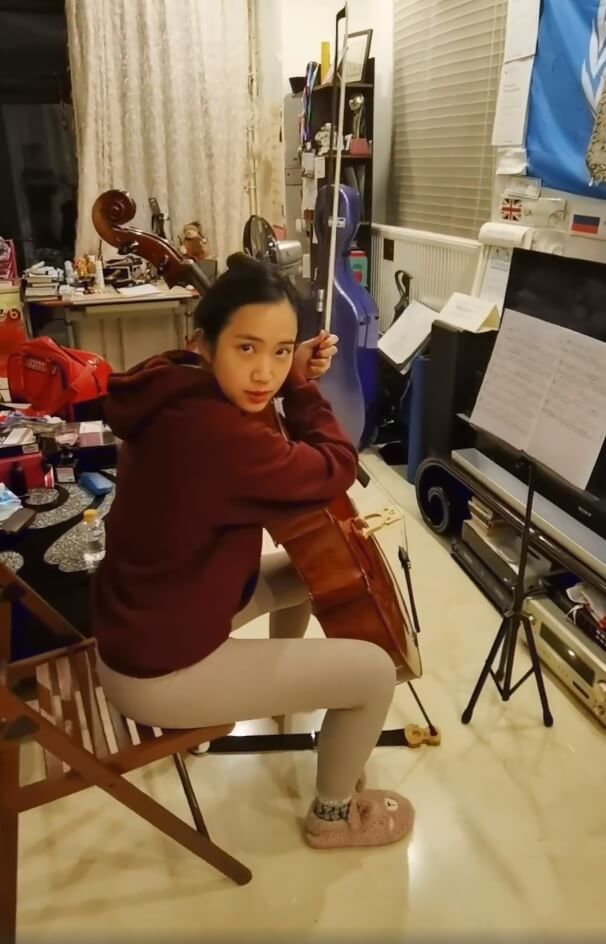 近照中,骆欣言穿着居家服出镜,并以素颜示人,打扮朴素但难掩气质.