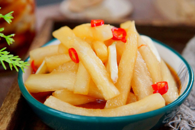 80岁老奶奶,教我腌萝卜3个诀窍,酸辣脆嫩,放上一年都不坏