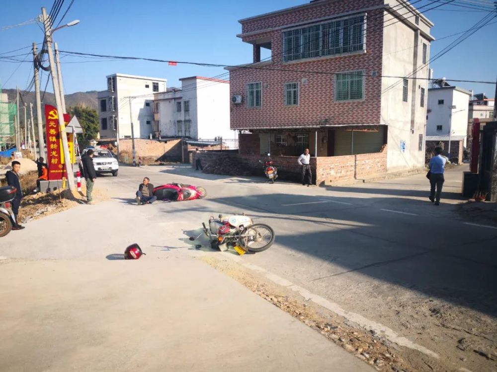 事故一辆粤p号牌摩托车在连平县连平大道新龙小学的十字路口人们还