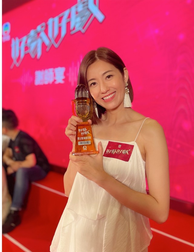 王浩信携绯闻女友蔡思贝走红毯陈自瑶独美tvb看热闹不嫌事大