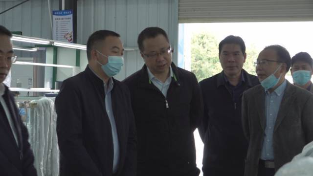 当天,李有荣一行先后来到捐建的古城镇横山社区扶贫车间项目,柳家乡周