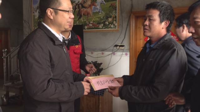 当天,李有荣一行先后来到捐建的古城镇横山社区扶贫车间项目,柳家乡周