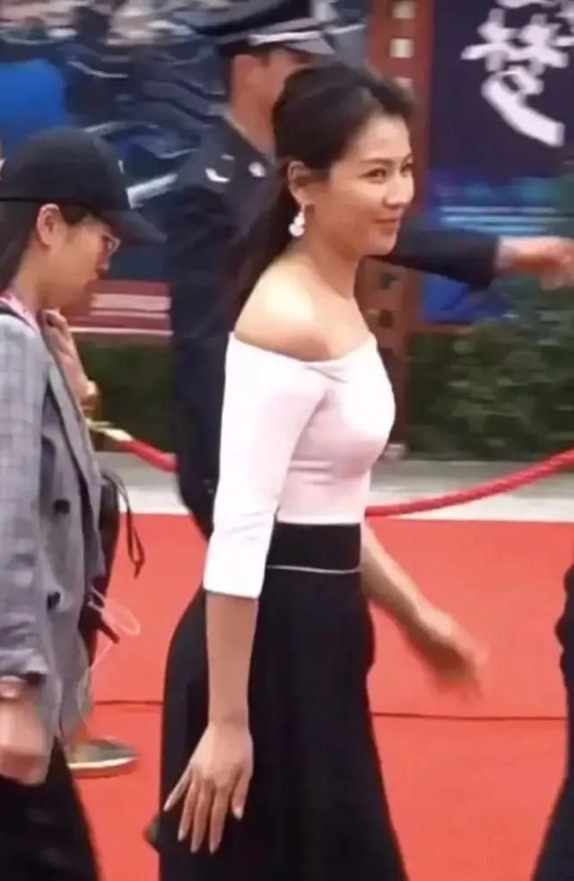 刘涛被拍的现场照,麒麟臂大肚腩一样不少,明星都是包装的漂亮!