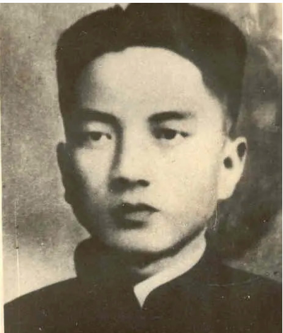 何挺颖,陕西汉中人,1924年中学毕业后考入上海大同大学数学系,同时他