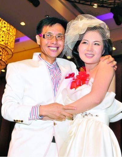 炒作大王邓建国晒别墅投资多部经典影视剧曾与干露露订过婚