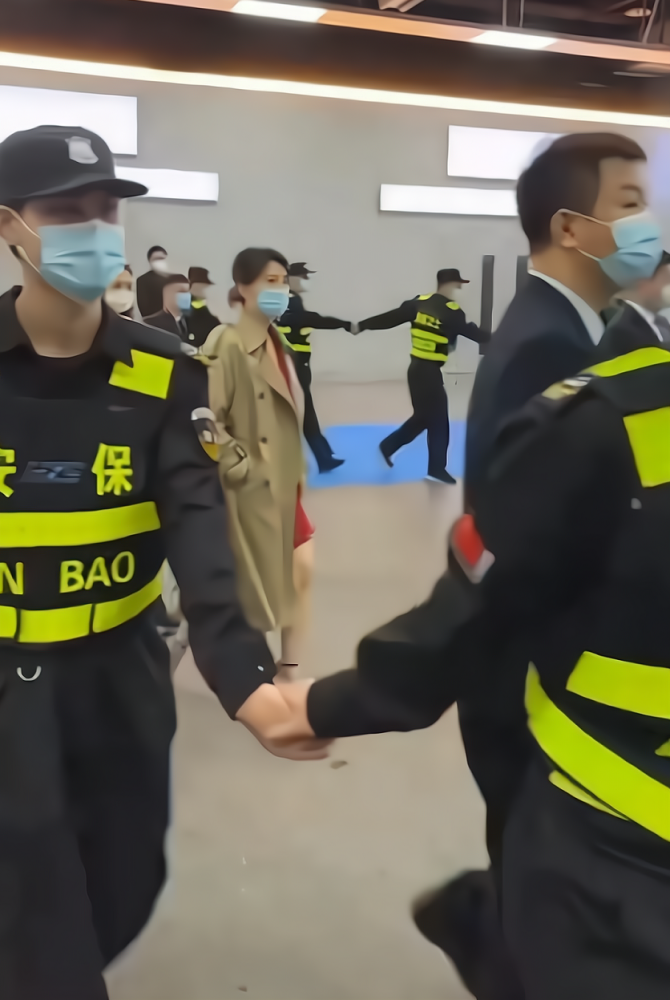 高圆圆出行耍大牌30多位保镖手牵手护送十几米长保护圈超震撼