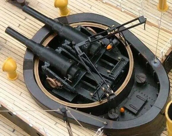 克虏伯305mm 主炮安装在斜面炮架上,炮身靠爬坡抵消后坐力,复位后需