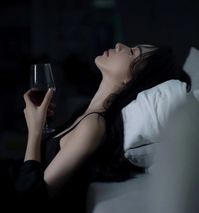 女生头像超好看的黑色系女头像