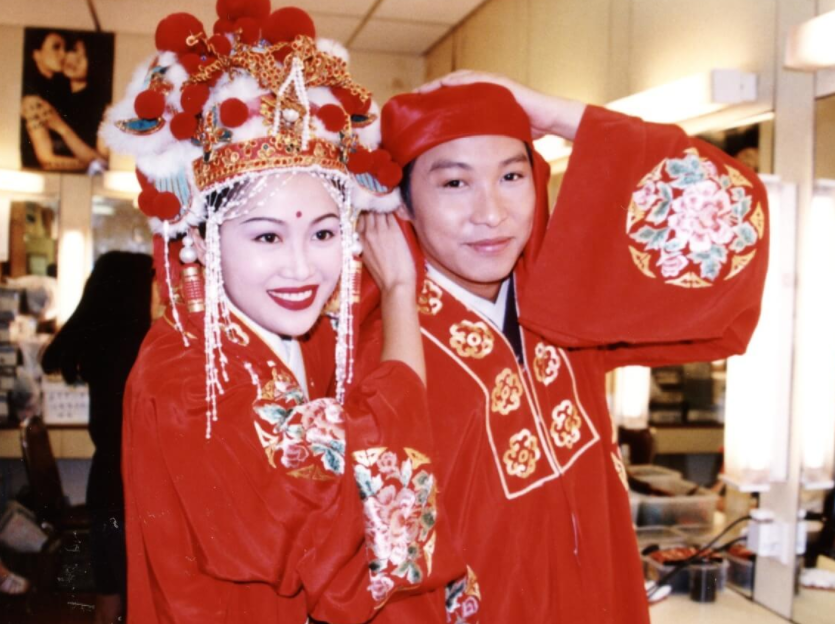 谭耀文晒全家福,妻子气质好子女颜值高,一家四口紧紧相拥太温馨