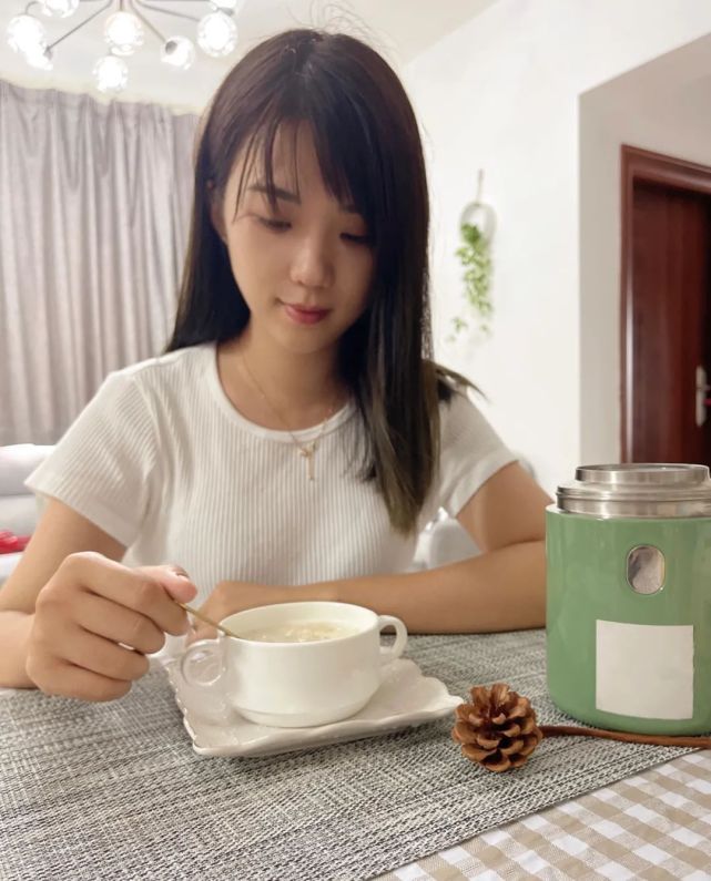 林艳芳品尝苏炳添厨艺