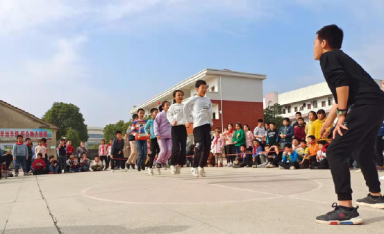 趣味运动会萌娃显身手花桥镇连山小学举趣味运动会