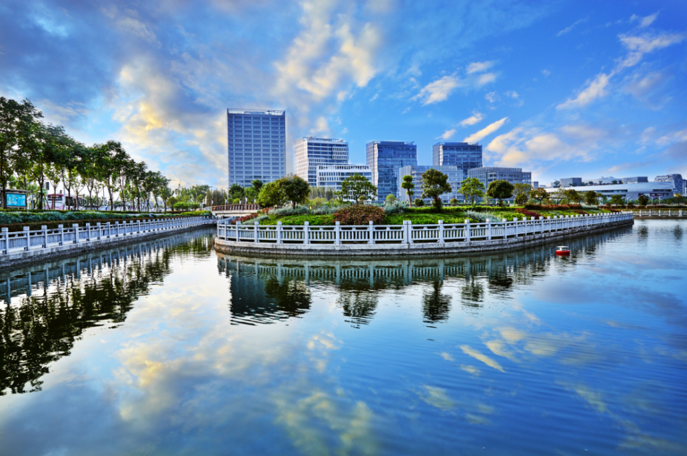 莘庄镇党委书记 岳崇报告明确将莘庄建成充满创新活力,人文气息浓郁