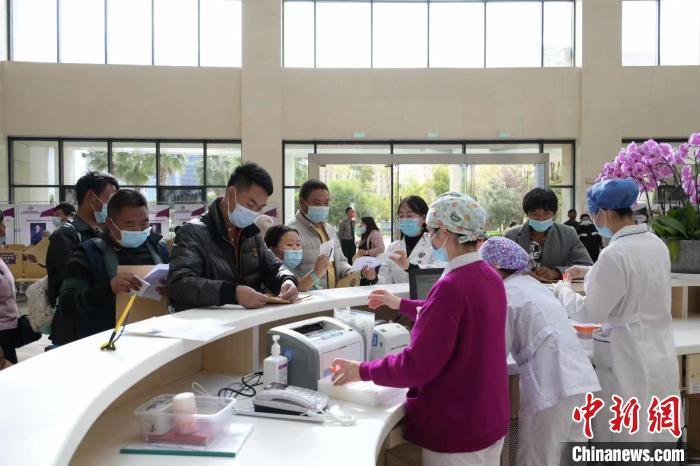 图为医院内工作情景 云南省阜外医院供图中新网昆明11月21日电 (陈静)