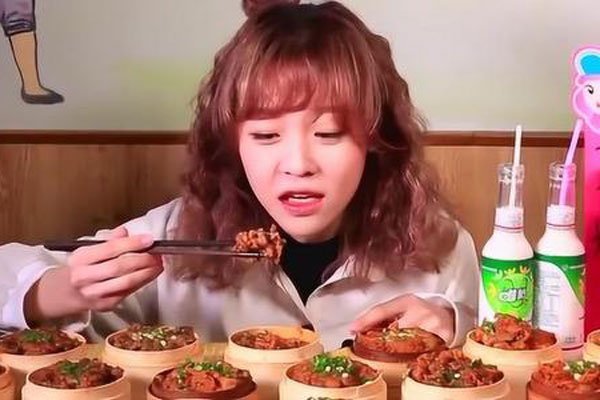 曾被央视批判的吃播网红大胃王mini现在变得憔悴又浮肿