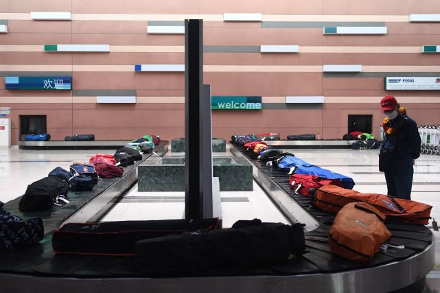 11月20日,游客在越南富国岛国际机场等待取行李.