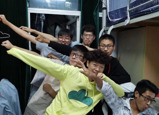 大学辅导员花样查寝走红按照指定动作拍照既好笑又沙雕