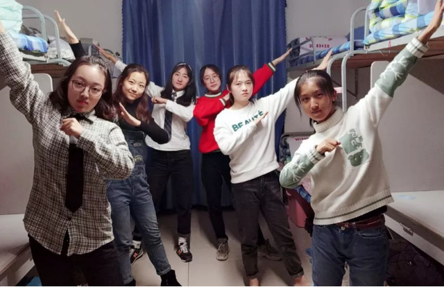 大学辅导员花样查寝走红按照指定动作拍照既好笑又沙雕