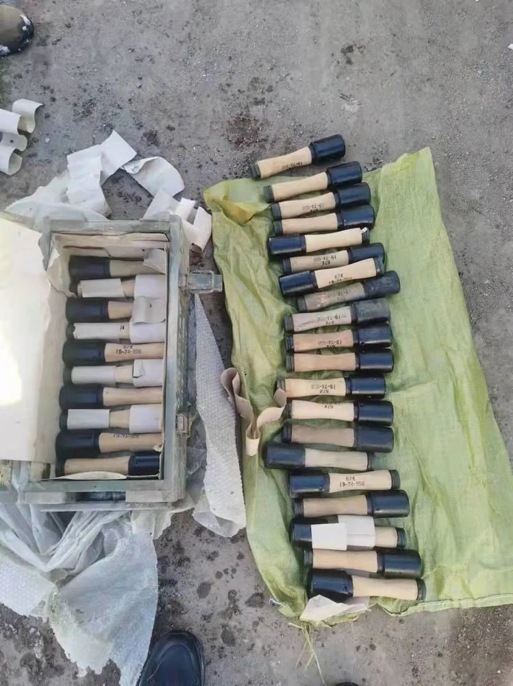 乌兰察布群众主动上交一箱67式木柄手榴弹共计30枚系战争遗留物品