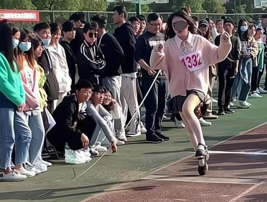 江西某高校运动会，一女生穿着惹争议，下身竟然穿白丝和皮鞋