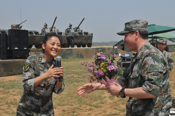 文藝女兵阿魯阿卓大道同行唱響中國夢