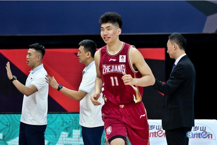 cba CBA新人王涌现2热门，18岁天才中锋面临挑战，谁更胜一筹？