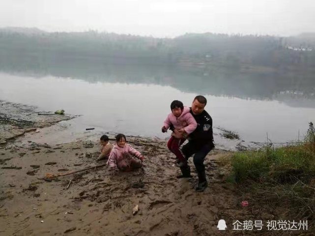 达州三小孩河边玩耍陷泥潭,民警紧急施救终脱险