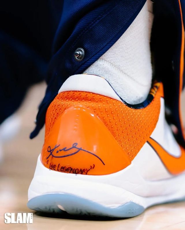 几位装备经理表示,本赛季球员们已经改穿耐克的欧文低帮系列,这个系列