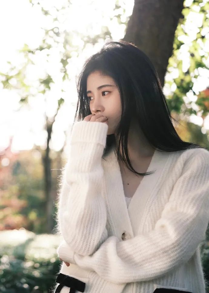 鞠婧祎大晒新照毛衣配短裙秀长腿阳光下秀发如瀑布侧脸绝美