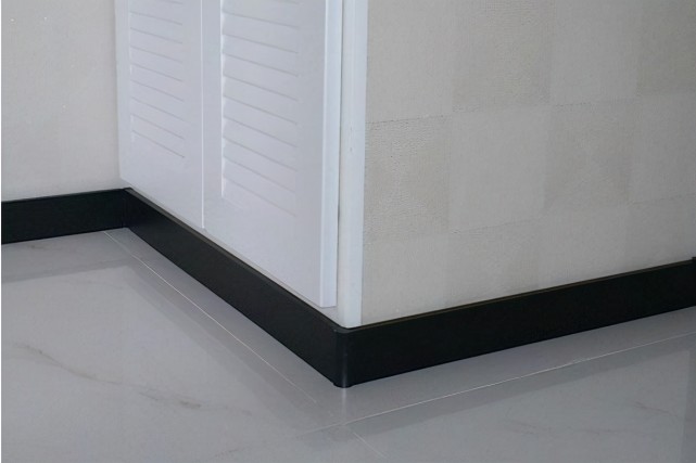 不顾家人反对我坚持使用瓷砖踢脚线使用6个月果然又丑又脏