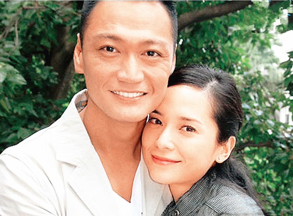 陶大宇小县城跑商演卖力演唱倒转地球背后楼房锈迹斑斑