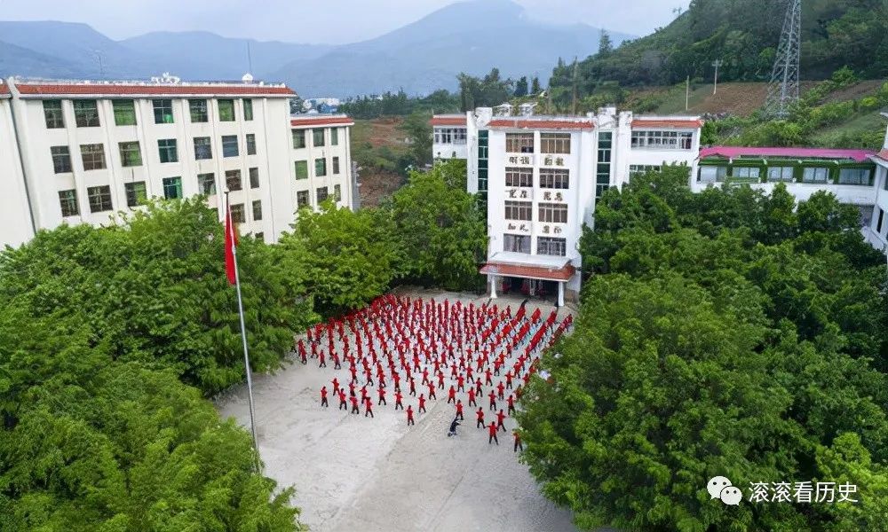 張桂梅:募捐建學校,預支喪葬費交學費,用生命送女孩們走出大山_騰訊新