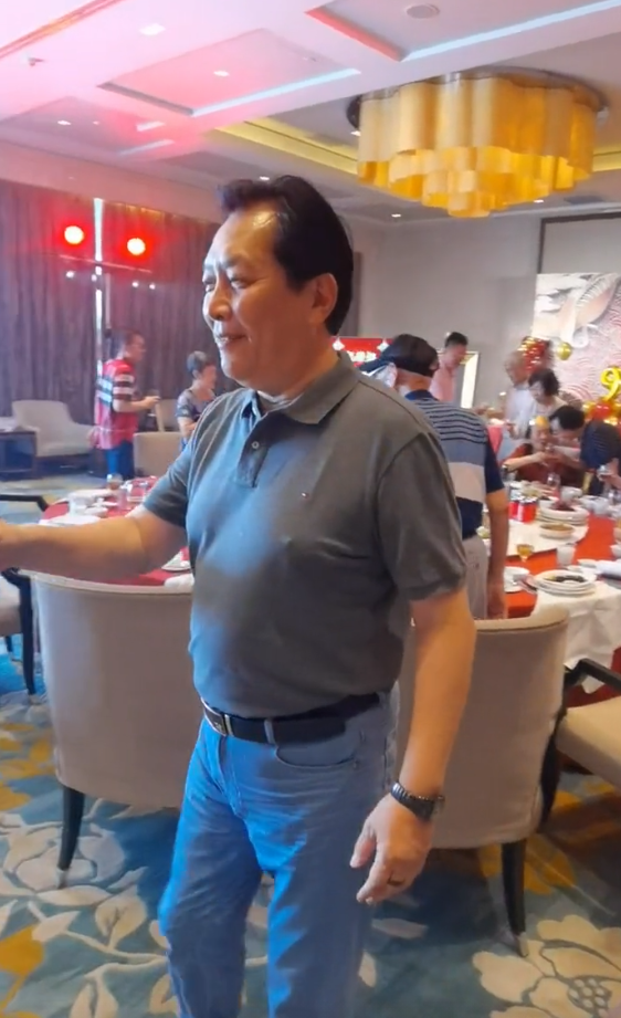 如今唐国强名利双收,生活安稳,即使以后退休养老,也有花不尽的钱财