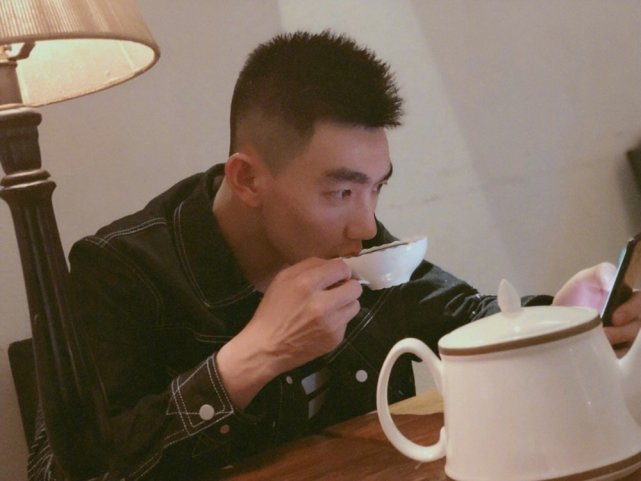 何捷吃醋了,张馨予发文:我老公问我杨迪是谁.