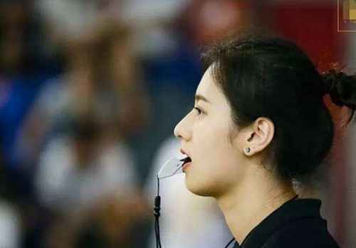 中国篮球最美女裁判亓浩