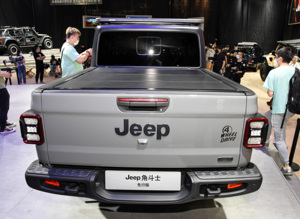 jeep角斗士亮相广州6缸越野皮卡比牧马人还硬确定引入国内