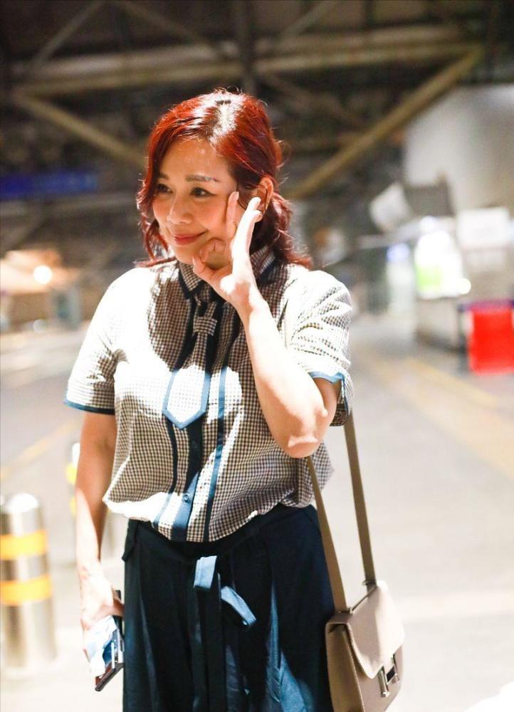 51岁陈松伶难掩发福穿薄透衬衫还得用布带勒但优雅气质挺足的