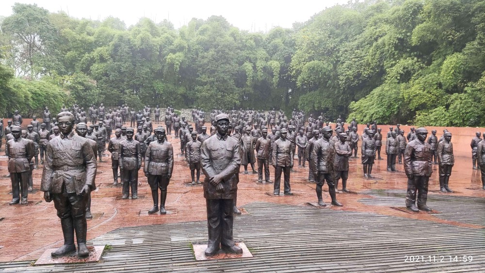 中国壮士群雕广场樊建川先生"为了和平 收藏战争,修建了建川博物馆