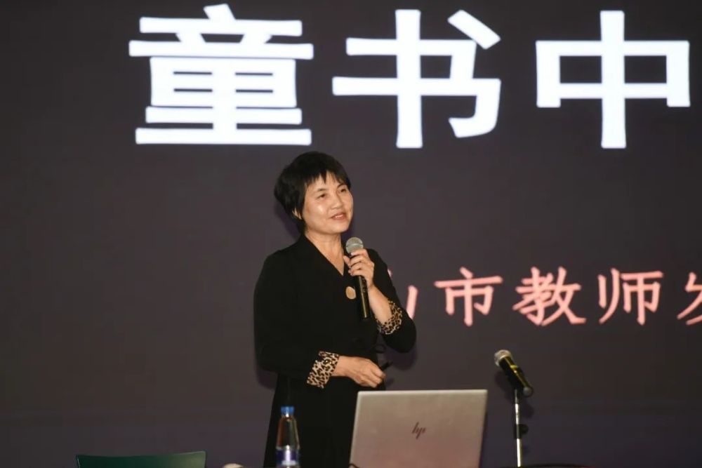 郑彩丽老师长期从事儿童心理学研究和儿童阅读公益推广.