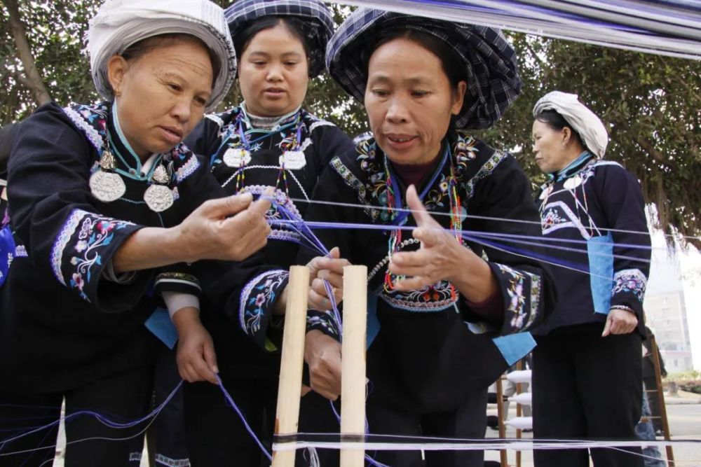 文化礼制衣承布依族服饰展