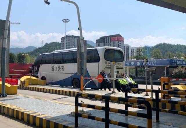 "嘿呦嘿呦"徒手将大巴车推出车道,确保了客车和20多名乘客的安全