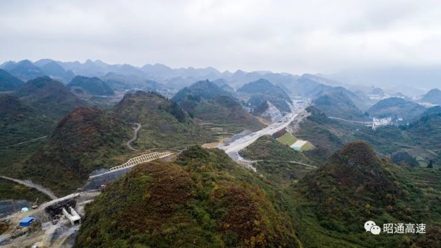 鎮雄以勒至七星關林口高速公路,項目起點位於鎮雄縣以勒鎮火草村,通過