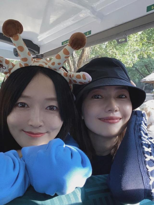 高圆圆晒好友游玩照,眼角皱纹多脸自然下垂,但42岁还这么漂亮!