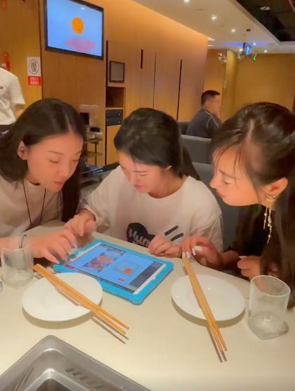 变得越来越活泼开朗,如今小勒优觉得自己和其他人已经没有什么区别了